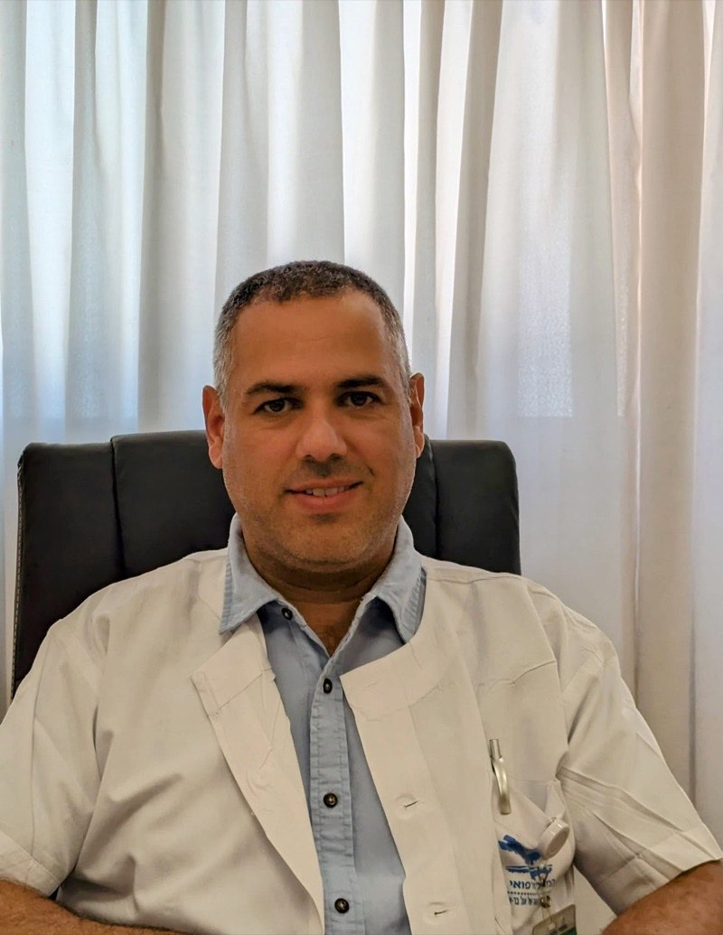 ד״ר חסיד, רופא עיניים מומחה לרשתית ומנהל מחלקת עיניים בבית החולים הממשלתי זיו